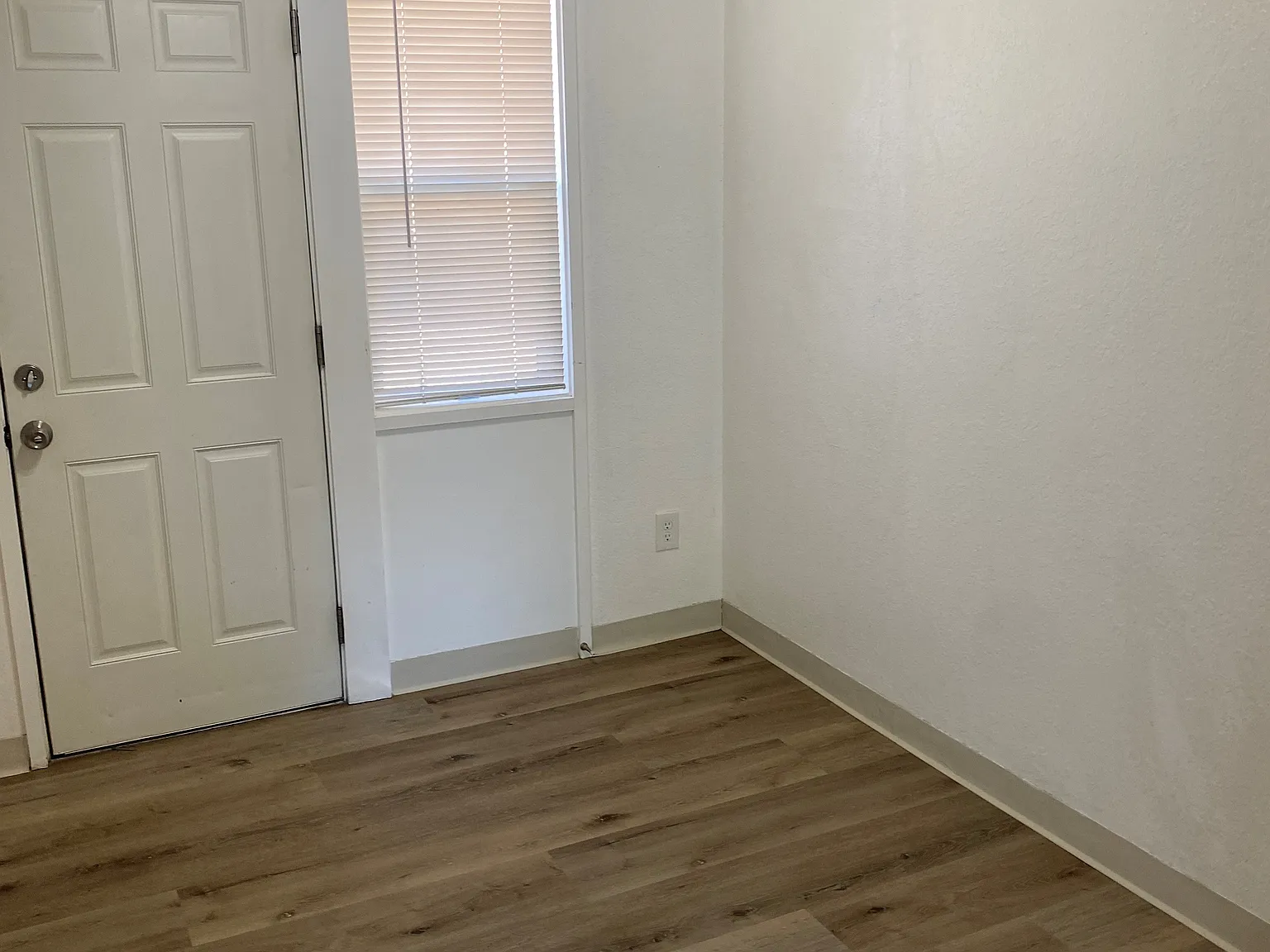 3 bed, 1.5 bath, 1008 sqft, $1,605 — Photo 2