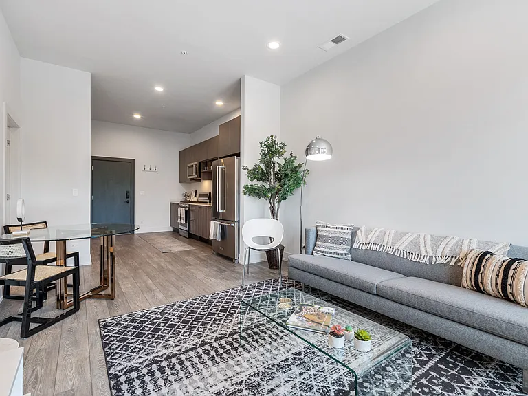 853 N Larrabee St — Photo 3