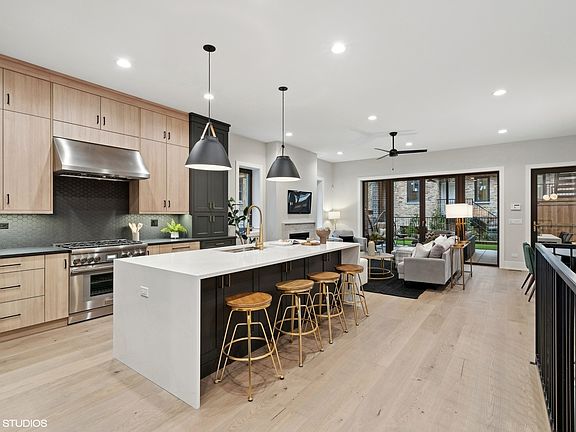 5th image of 3651 N Damen Ave #1