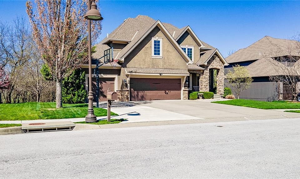1st image of 511 NE Greenview Dr