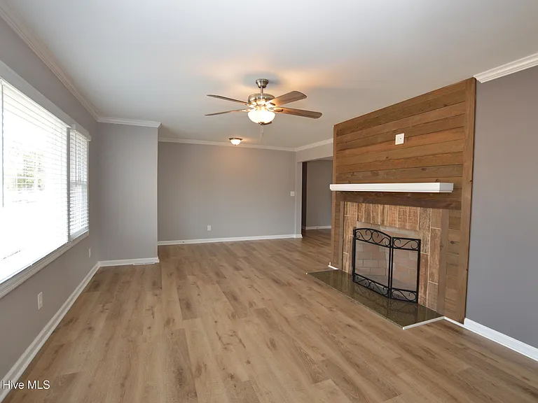 1008 Schall Pl — Photo 2