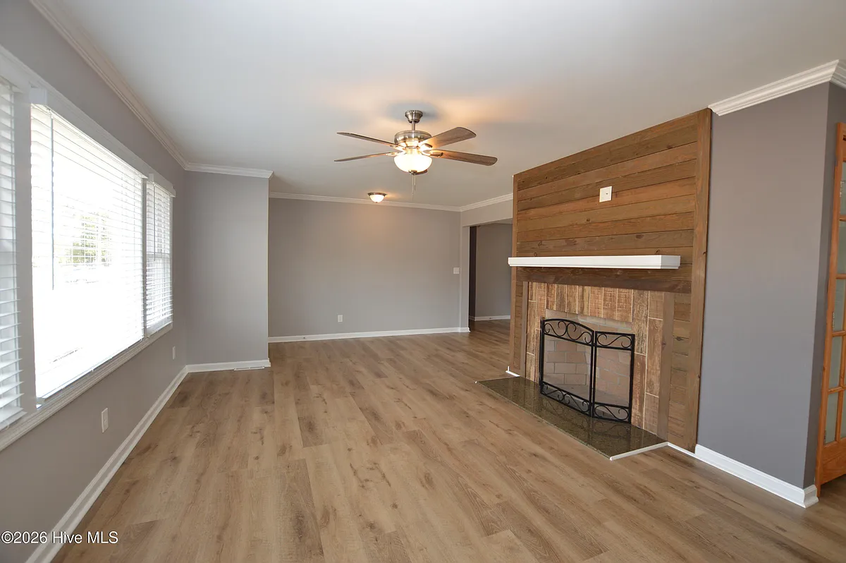 Building Photo - 1008 Schall Pl