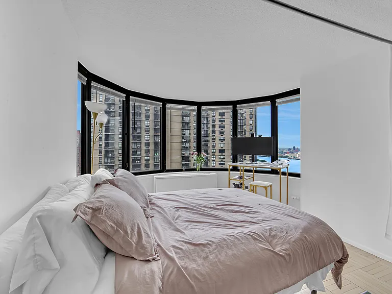 330 E 38th St #31H — Photo 6