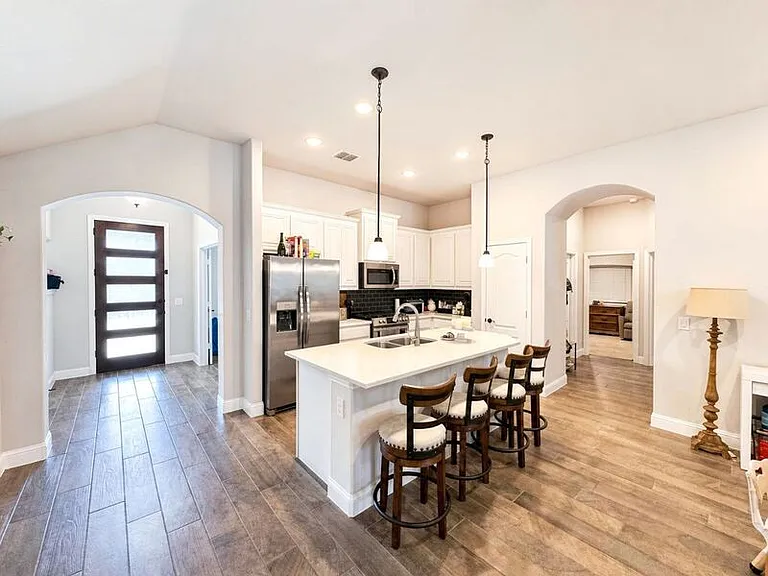 9117 Amistad Ln — Photo 2