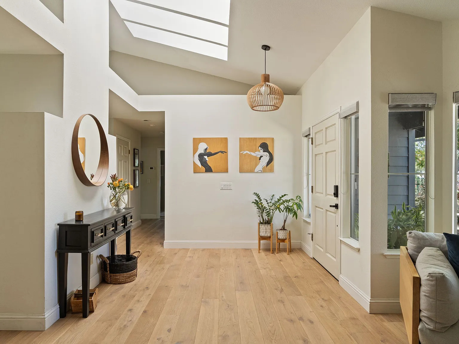 3 bed, 2.5 bath, 2510 sqft, $8,800 — Photo 1