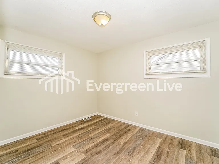 15810 Harrison Dr — Photo 6