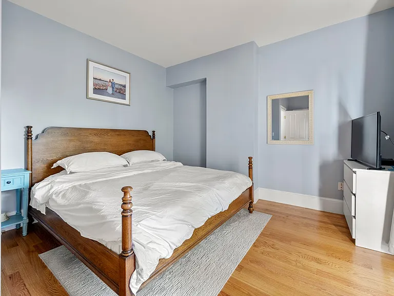 509 E 8th St #1 — Photo 8