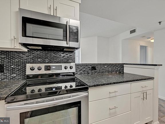 5th image of 24 Courthouse Sq APT 807