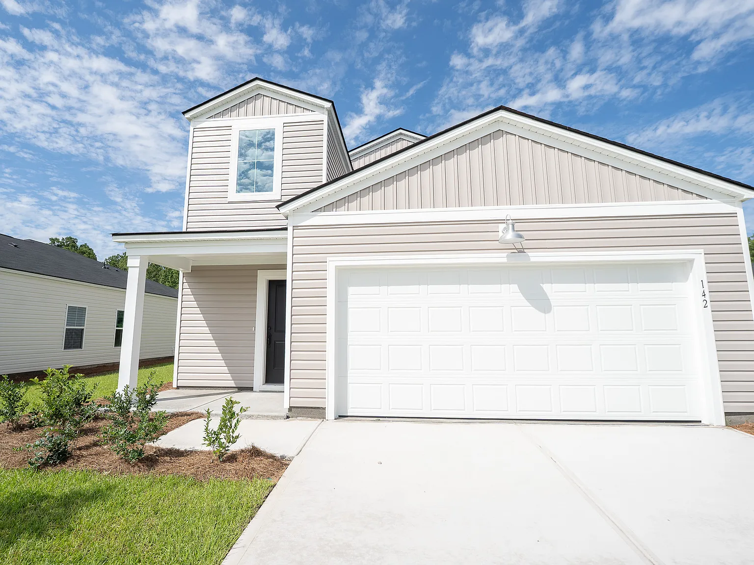 5 bed, 2.5 bath, 2357 sqft, $2,400 — Photo 2