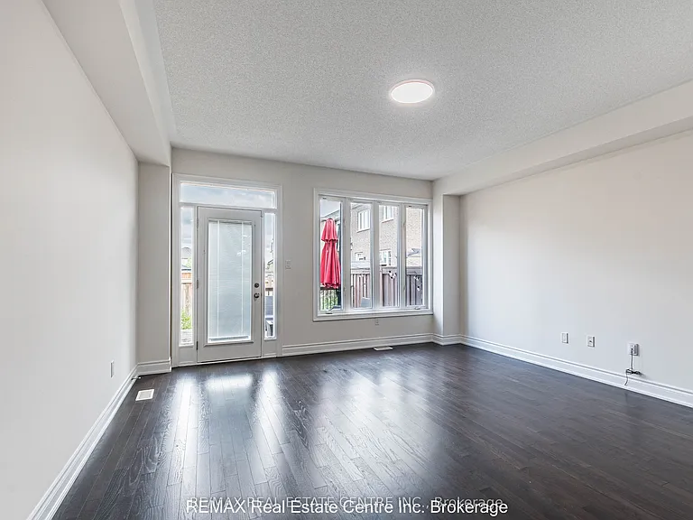 27 Lady Evelyn Cres — Photo 10