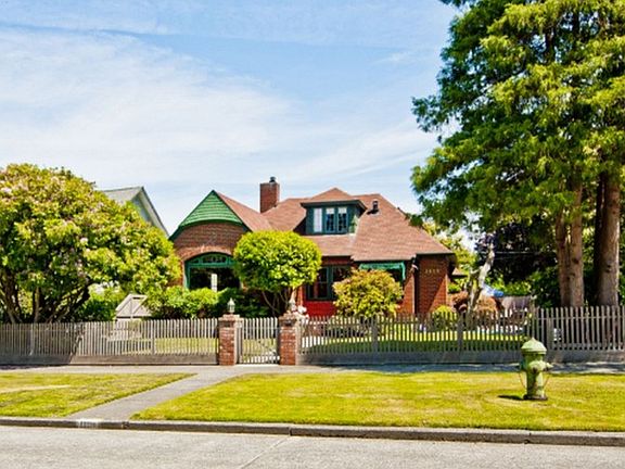 Welcome to 1950 45th Ave SW - corner of 45th Ave SW and SW Hill St. 1929 2-story with basement.