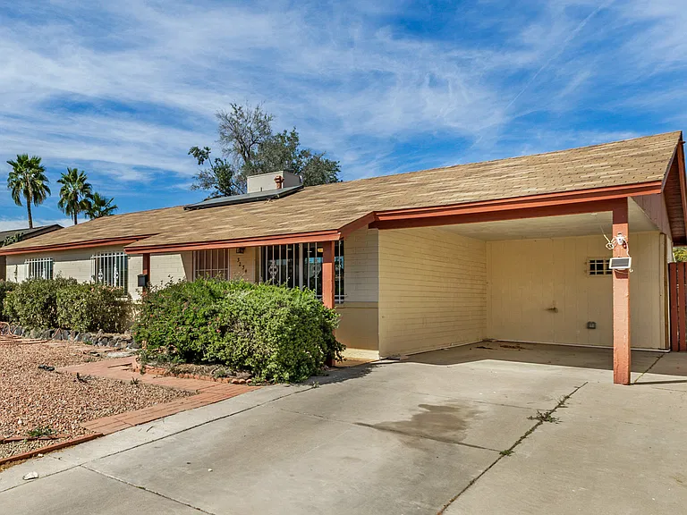 3234 E Friess Dr — Photo 2
