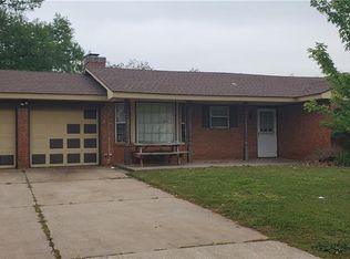 2412 Bellaire Dr, Moore, OK 73160