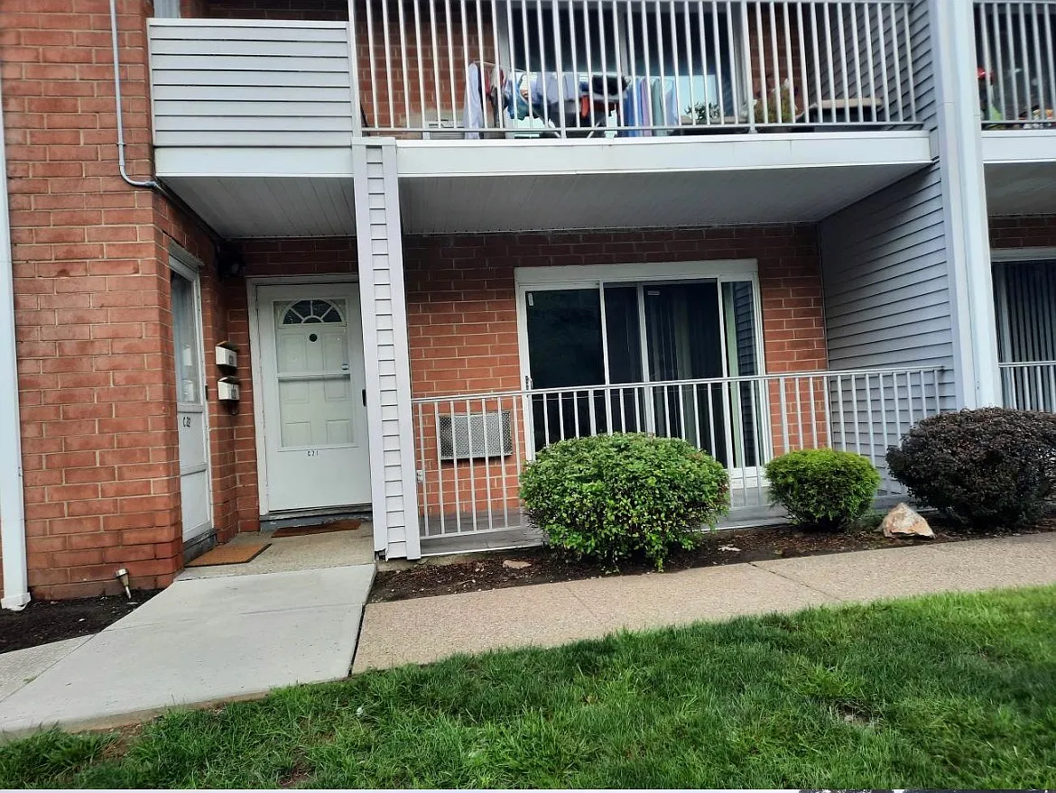 2 bed, 850 sqft, $2,300 — Photo 1