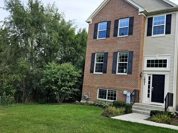 1641 Deer Pointe Dr, South Elgin, IL 60177