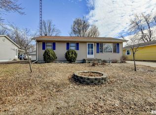 624 N Pine St, Taylorville, IL 62568