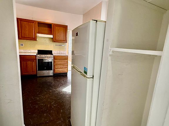 5th image of 259 E 10th St APT 16
