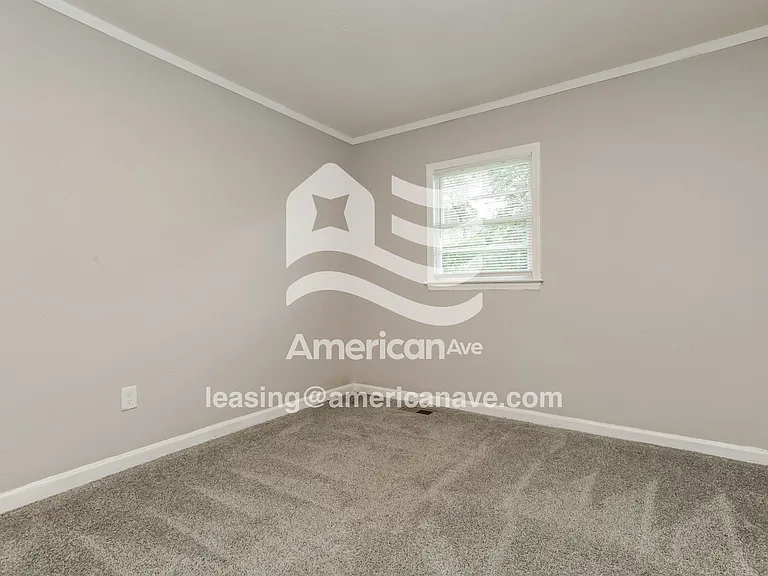 1896582_012_bedroom_13.jpg