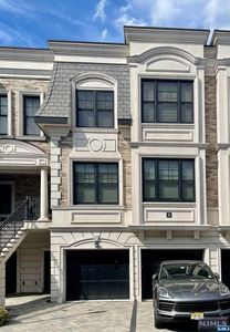 17 Marquis Ct, Edgewater, NJ, 07020