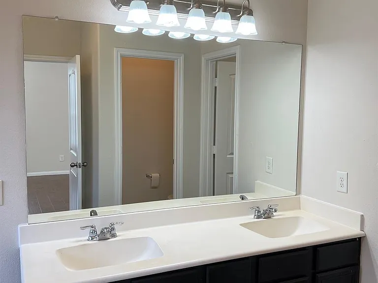 1238 S Maple Dr — Photo 6