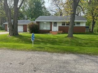 4865 Ross Dr, Waterford, MI 48328