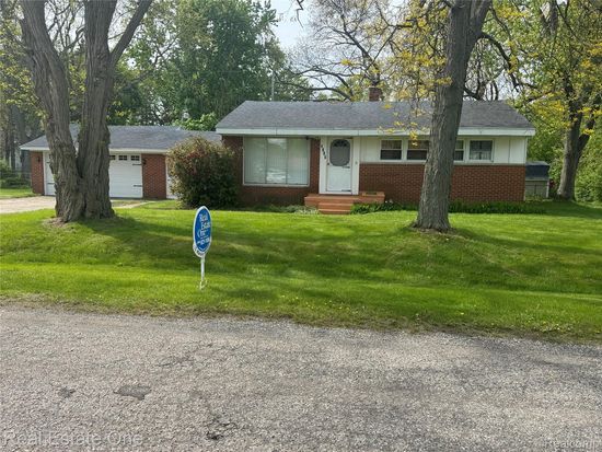 4865 Ross Dr, Waterford, MI 48328