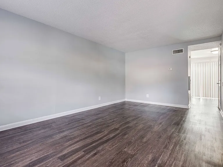 Country Club Apartments — Photo 9