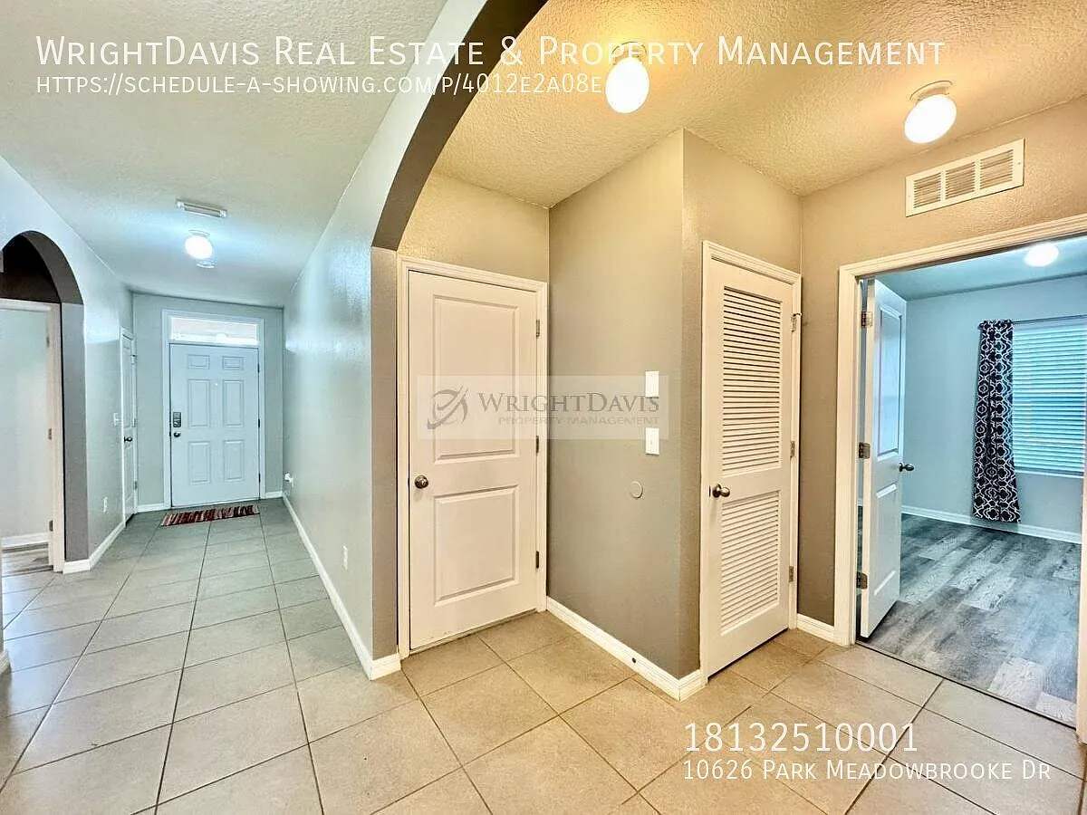 Spacious 4BR/2BA Riverview Home w/ Fenced Yard — Photo 2