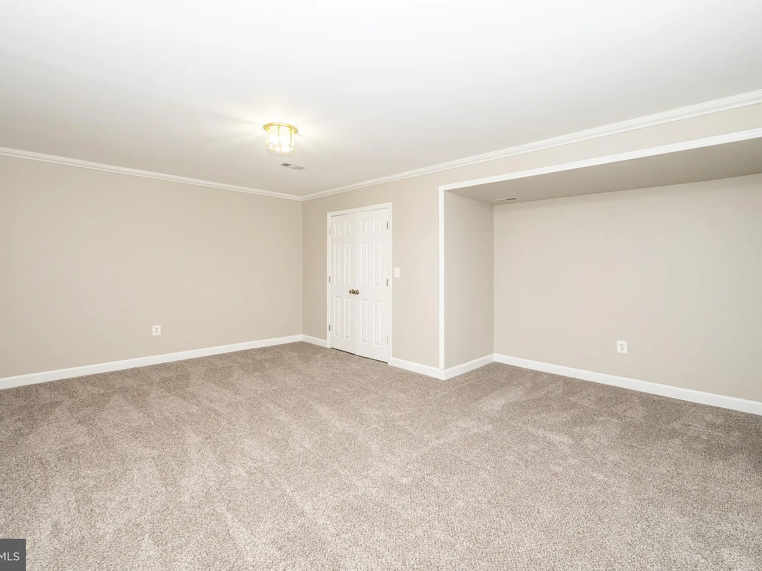 2 bed, 1.5 bath, 4348 sqft, $1,800 — Photo 3