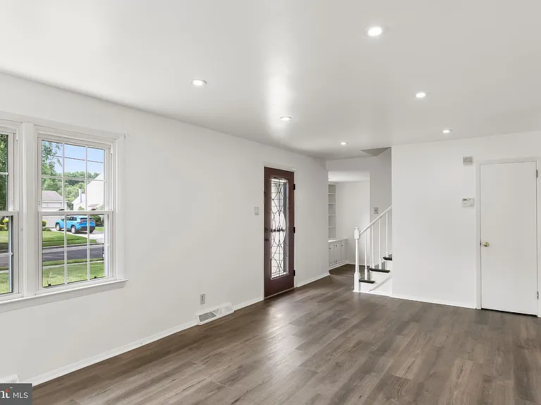 116 Eaton Pl — Photo 4