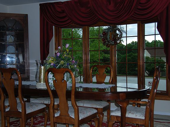 5th image of 4 Loch Meade Cir