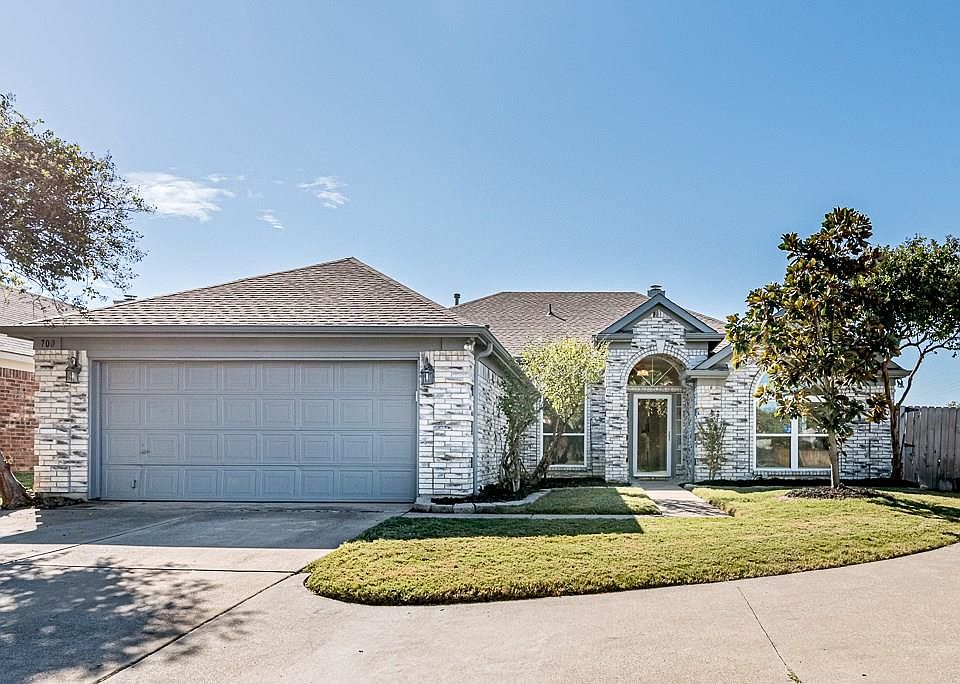 1st image of 700 Claridge Dr
