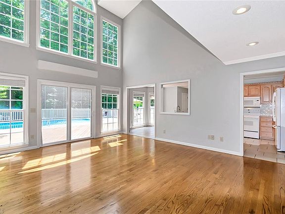 3rd image of 151 Sandlewood Ct