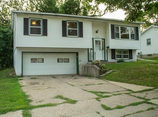 2163 Saint John Dr, Dubuque, IA 52002