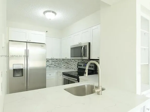 546 SW 1st St APT 404, Miami, FL 33130