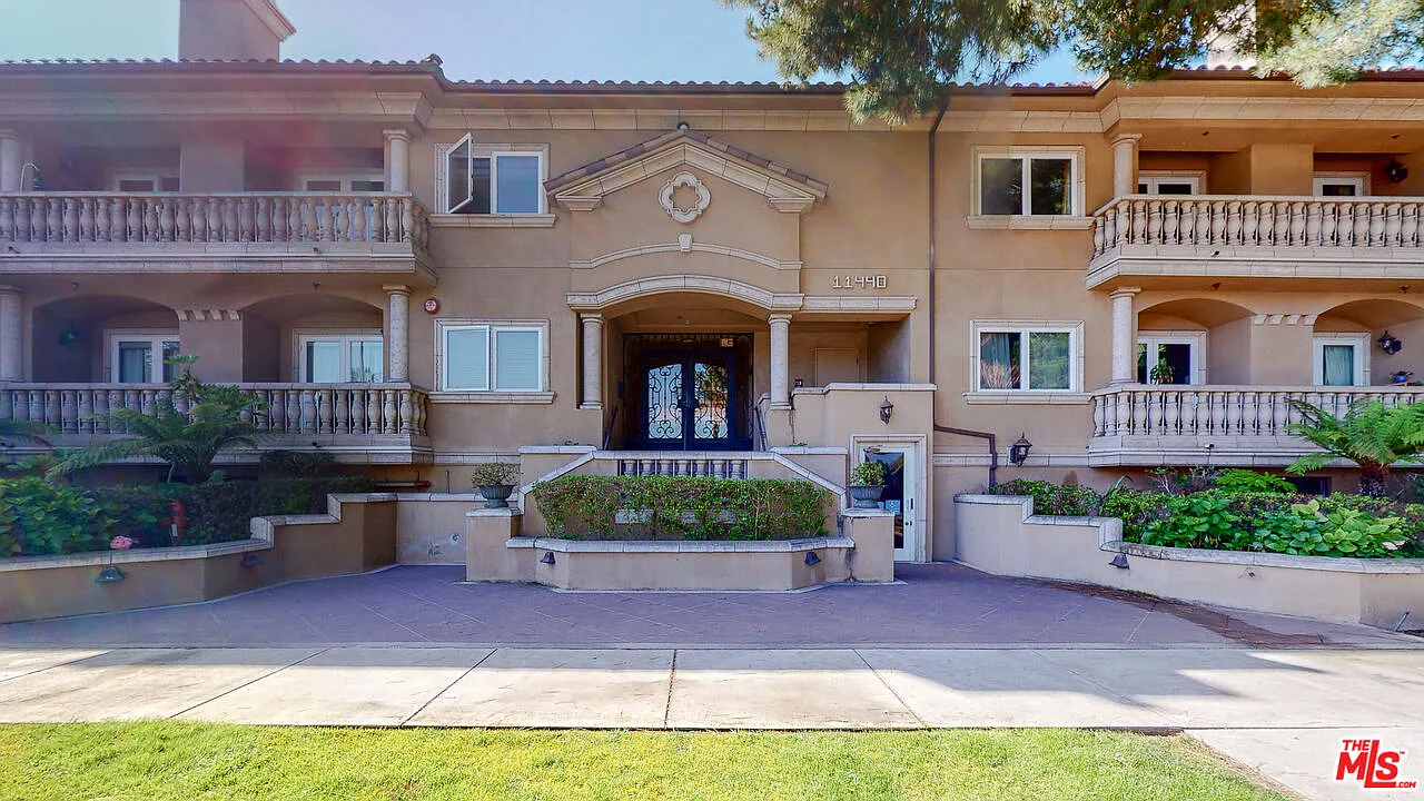 3 bed, 3.0 bath, 1808 sqft, $5,400 — Photo 1
