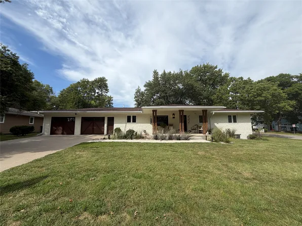 202 Independence St, Pella, IA 50219