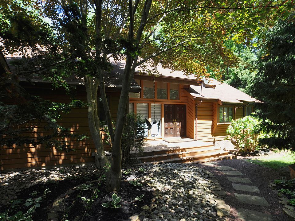 1st image of 8 Ironwood Dr