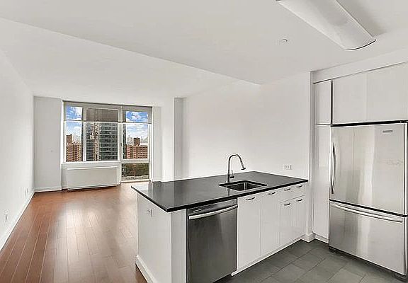 3rd image of 156 E 36th St #4F