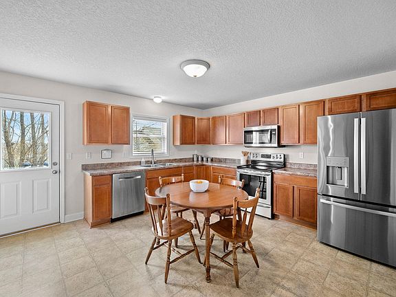 4th image of 810 Poe Ave