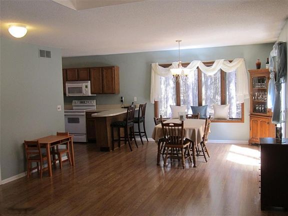4th image of 5716 Lakeshore Dr N