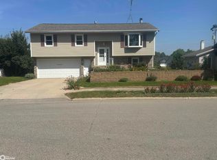 2406 Sunset Dr, Iowa Falls, IA 50126