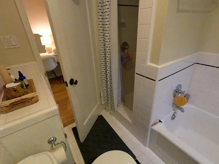 2285 N Beachwood Dr #6 — Photo 15