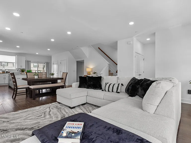 15 Kelly Way — Photo 2