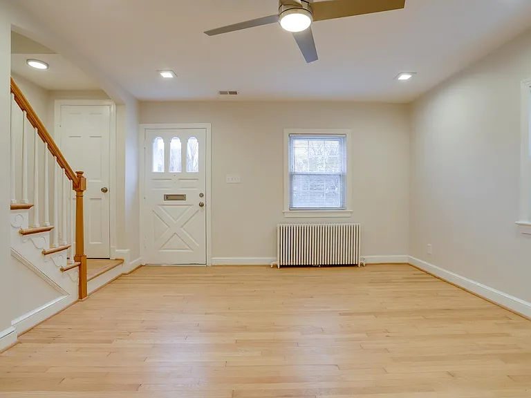 Living room - View of front door
