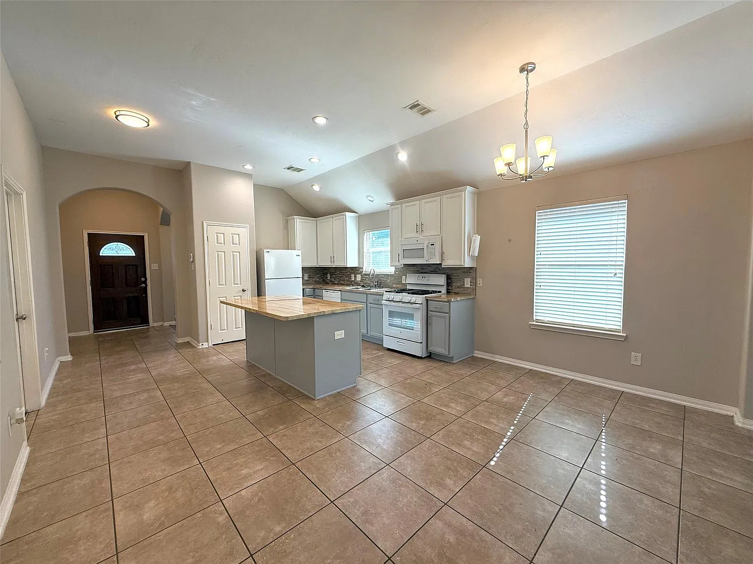 3 bed, 2.0 bath, 1592 sqft, $1,900 — Photo 2
