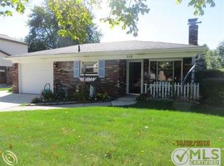 359 N Shore Dr, Lincoln Park, MI 48146
