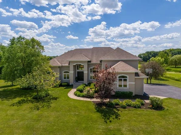 40W585 Stonecrest Dr, Elgin, IL 60124