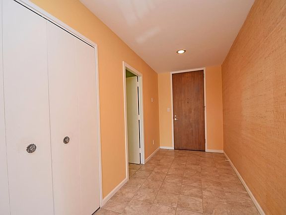 2nd image of 5300 Hamilton Ave Unit 203