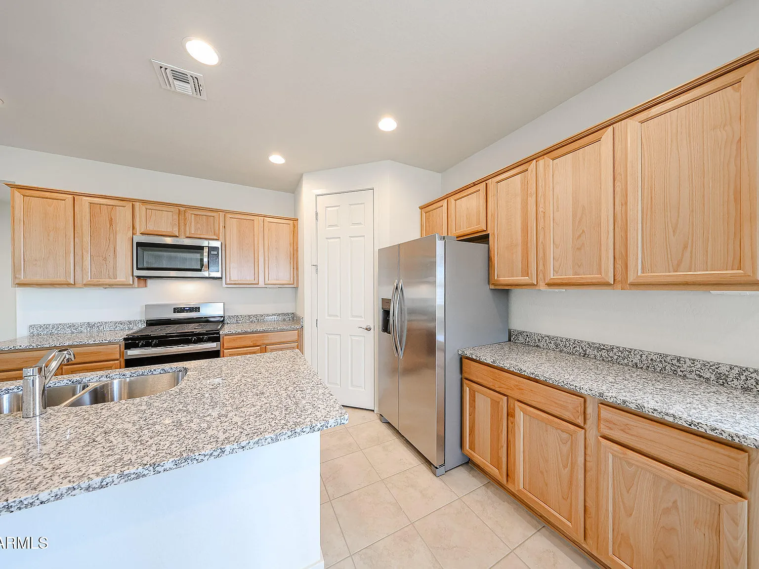 3 bed, 2.0 bath, 2137 sqft, $2,100 — Photo 2